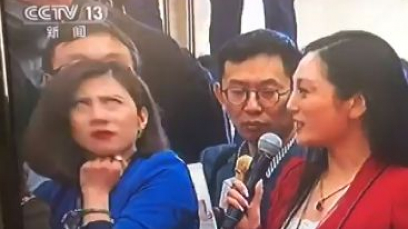 Китайска журналистка подлуди мрежата с реакциите си в национален ефир (ВИДЕО)