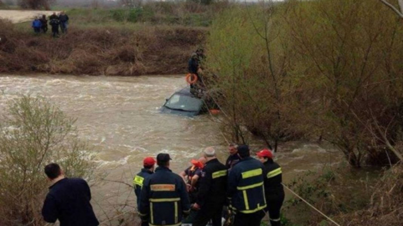 След гонка: Спасиха 5 деца и 13 възрастни имигранти от удавяне в придошлата Марица