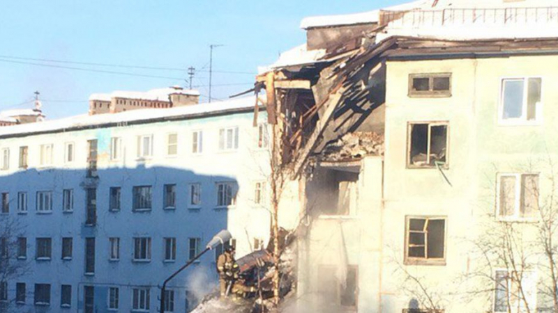 Страшен ужас в Мурманск! Взрив на газ срина 5-етажна сграда (ВИДЕО)