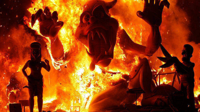 Хиляди се възхитиха на традиционния испански фестивал на огъня и фойерверките (ВИДЕО)