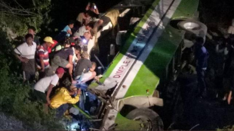 Множество загинали и ранени при трагичен инцидент с автобус във Филипините (СНИМКИ)