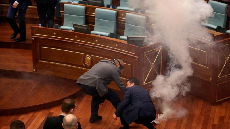 В парламента на Косово депутатите се бият на убиване, пуснаха си и сълзотворен газ (СНИМКИ)