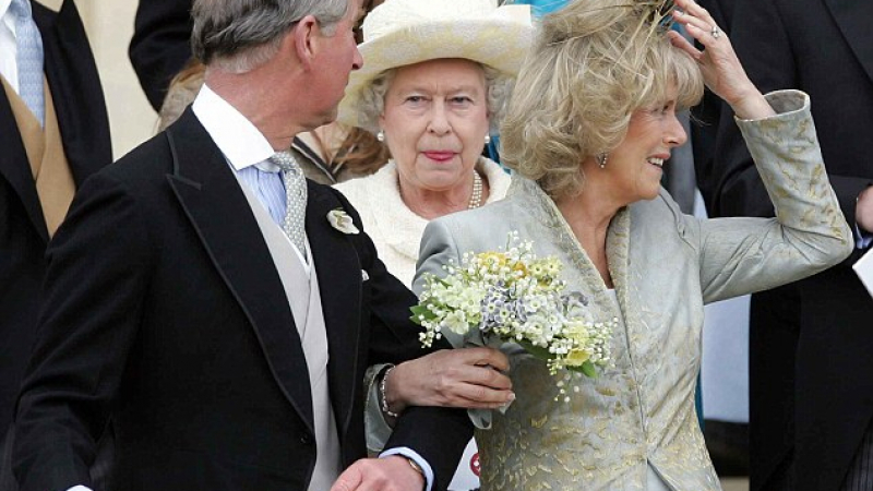 Студената война в кралското семейство: Елизабет II не може да диша Камила, грозни скандали се разиграват в Бъкингамския дворец