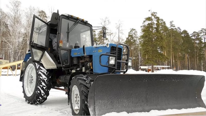 Руски тракторист направи невиждан дрифт върху замръзнало езеро (ВИДЕО)