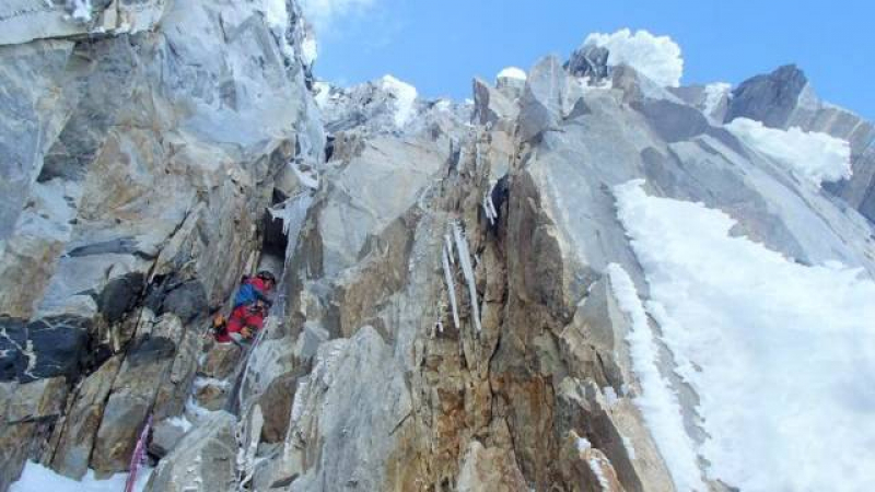 13 алпинисти се оказаха в снежен капан