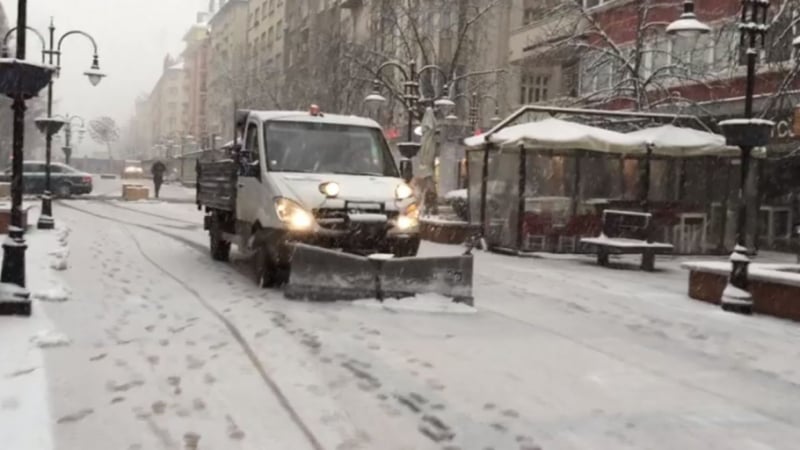 България в лапите на виелицата! Затварят магистрали, снегорините не смогват, тежки задръствания в столицата (СНИМКИ/ВИДЕО)