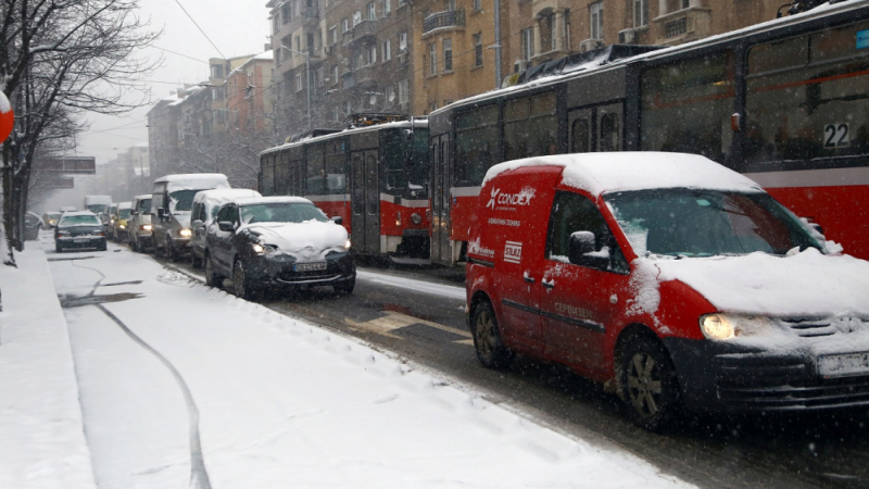 Грабвайте лопатите! Акт до 500 лева за непочистен сняг пред дома и магазина в София