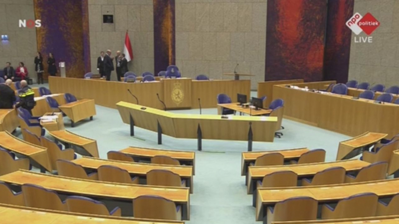 Кошмар в холандския парламент! Депутатите изпаднаха в шок, след като... (СНИМКИ/ВИДЕО)