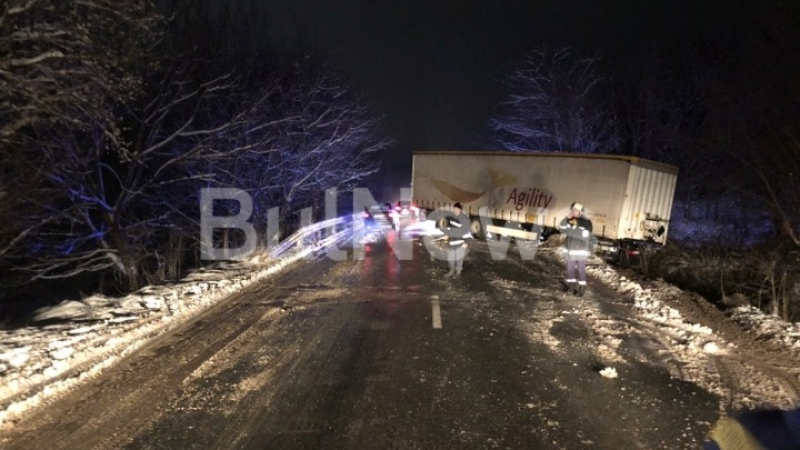 Катастрофа с ТИР блокира Е-79 край Враца, линейка и пожарна летят към обхода (СНИМКИ)