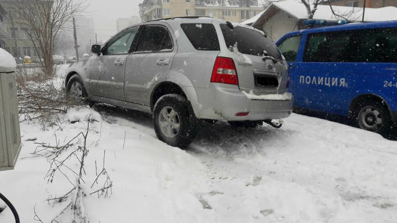 Жена от "Люлин" излезе да почисти колата си от снега и едвам оцеля, историята ѝ е зловещо предупреждение!