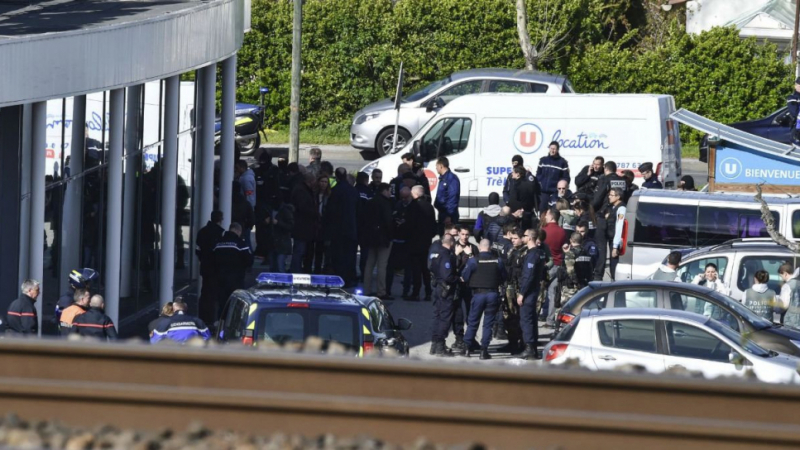 "Ислямска държава" пое отговорност за атаката във френски супермаркет, нападателят крещял "Аллах акбар"