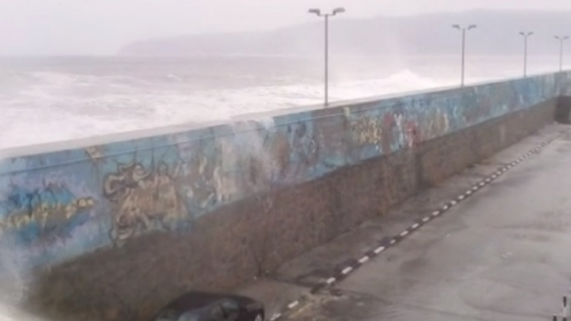 Във Варна се разрази страшна стихия! Вижте как огромна вълна се стовари върху кола (ВИДЕО)