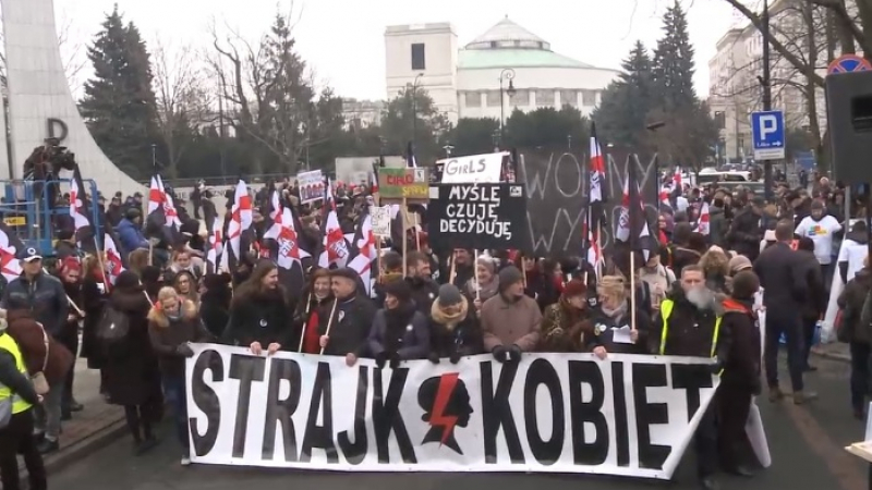 Полша се вдигна на протест! Искат да забраняват абортите на неизлечимо болни или увредени плодове (ВИДЕО)