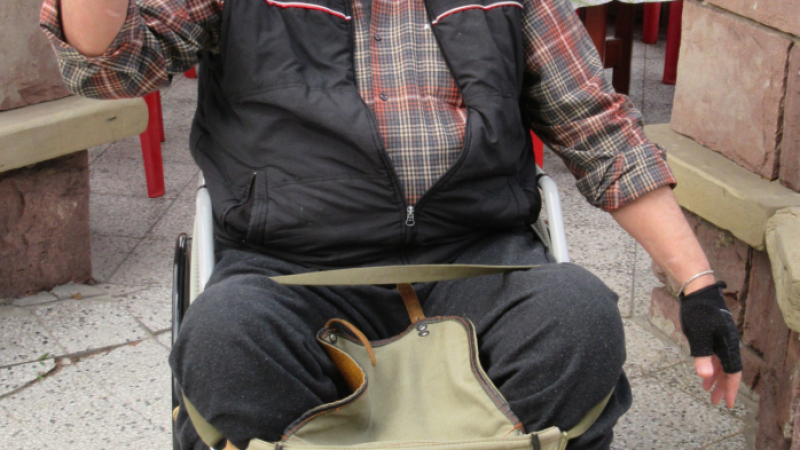 Воля за живот: Инвалидната количка не поречи на търновчанин да нарисува 2000 картини