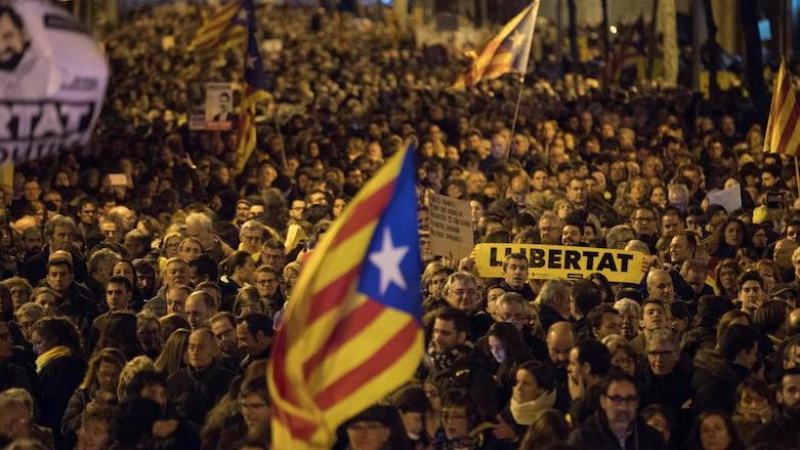 Демонстранти и полиция се биха в Барселона заради Пучдемон (ВИДЕО)