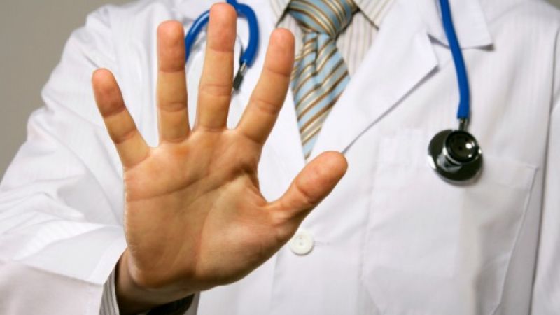 Грозна картинка в поликлиниката в Кресна: Лекар гони колега с тесла, обижда го на „пе*ераст“