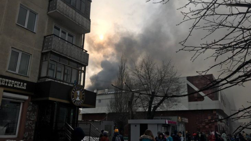 Кошмар в Русия! Пламъци обхванаха мол в Кемерово, хора скачат от прозорците, има загинали деца! (СНИМКИ/ВИДЕО)