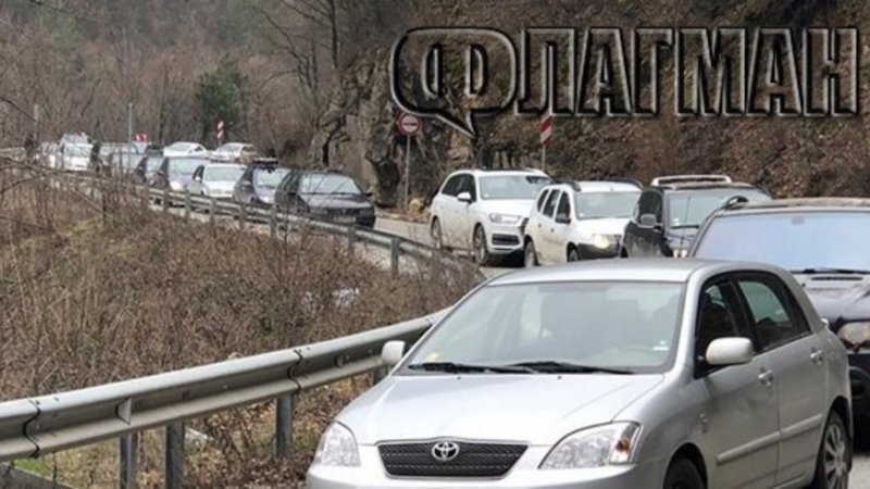Стотици коли са в капан край Пампорово заради свлачище
