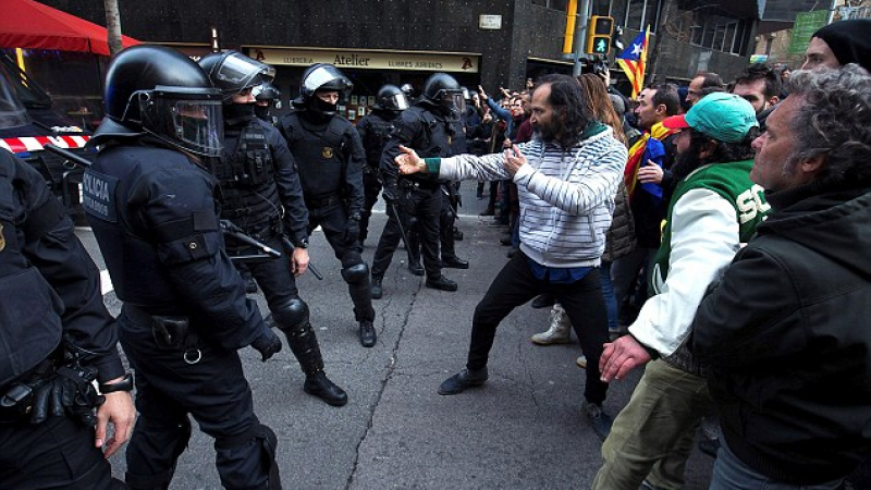 Множество ранени в Каталония след сблъсъци между протестиращи и полицията (СНИМКИ)