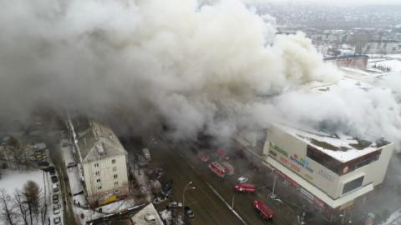 Положението в горящия руски търговски център се е усложнило