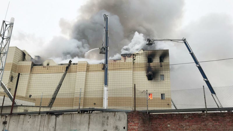 Версии и подробности за огнения ад в запалилия се търговски център в Русия