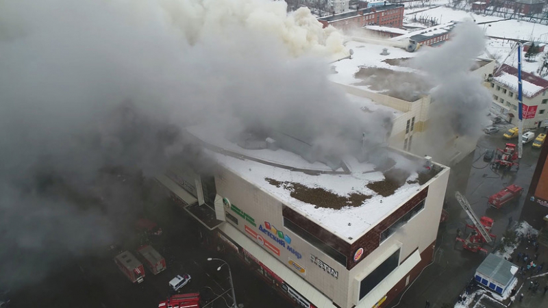 Увеличиха се загиналите след пожара в руския търговски център