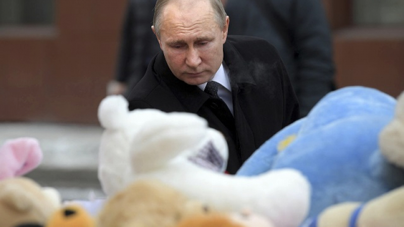 Путин пристигна в Кемерово, където огнен ад в мол отне живота на десетки (СНИМКИ)