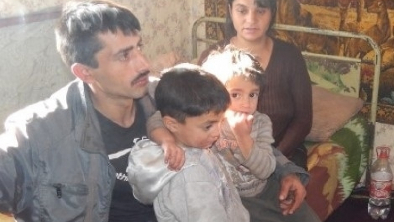Ромска история: Жена без крака роди 10-ото си дете от мъж-рецидивист, оставя го на социалните (СНИМКИ)