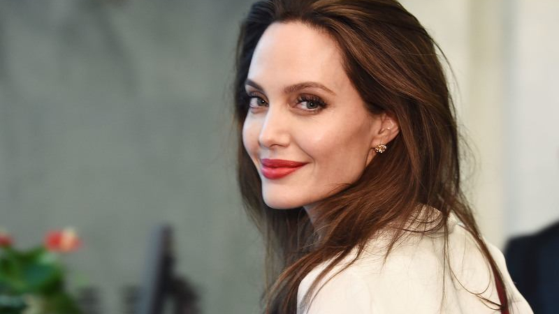 Нова бомба: Анджелина Джоли се хвана с бедняк, изплуваха интимни подробности за аферата им!