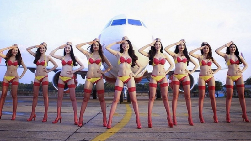 Авиокомпания примамва клиенти с полуголи сексапилни стюардеси, ще ги обслужват само по бикини (СНИМКИ 18+)