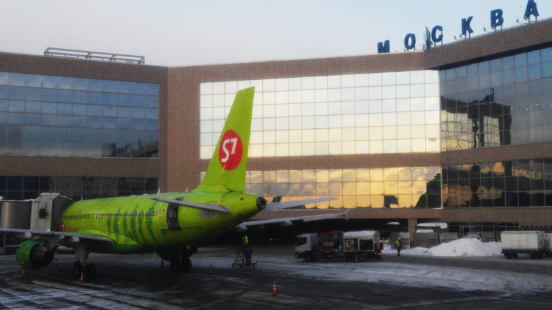 Самолет се запали при излитане на летище в Москва, пътниците в паника скачат от крилата (СНИМКИ/ВИДЕО)