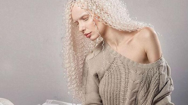 Сексапилна красавица албинос разказа за чисто новите си гърди и как е станала модел (СНИМКИ 18+)