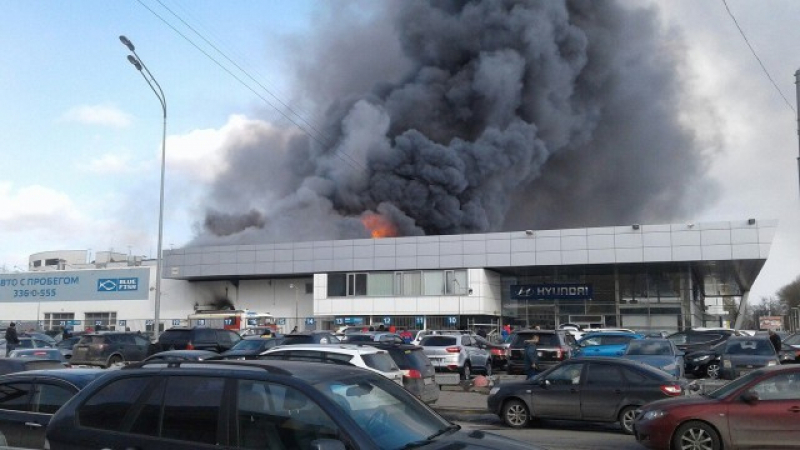 Нов огнен ад в Русия! Гори огромен магазин на "Хюндай" в Петербург (СНИМКИ/ВИДЕО)