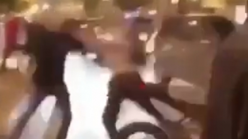 Мотоциклетист нокаутира двама пешеходци (ВИДЕО)