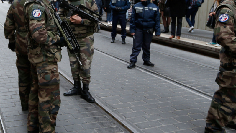Нов ужас във Франция: Шофьор тръгна да гази войници, те наскачаха в канавката 
