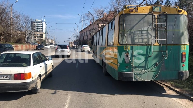Тролей аварира във Враца, но лошото стана след това (СНИМКИ)