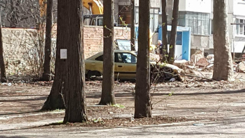 Първо в БЛИЦ! Страшен инцидент с багер в София, вадят човек изпод отломки (СНИМКИ)