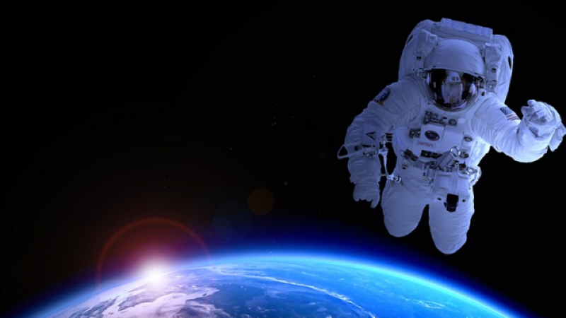 На ЖИВО: Вижте невероятната разходка на двама астронавти на НАСА в открития космос 