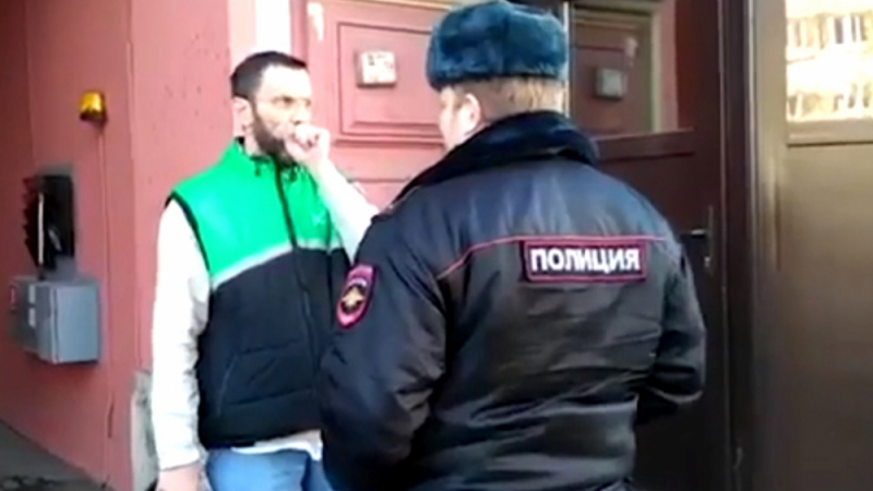 Руснак тегли една майна на американските дипломати, напускащи Санкт Петербург (ВИДЕО)