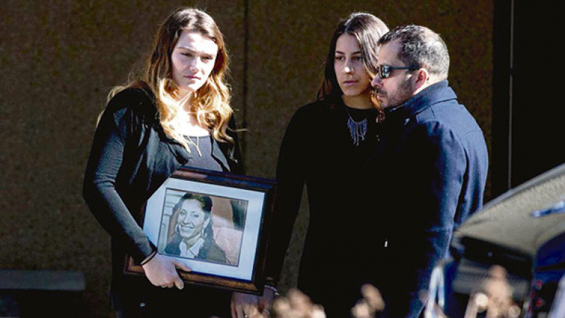 Море от скръб и емоции изпълниха църквата в Торонто за погребението на зверски убитата Красимира и децата й (СНИМКИ)