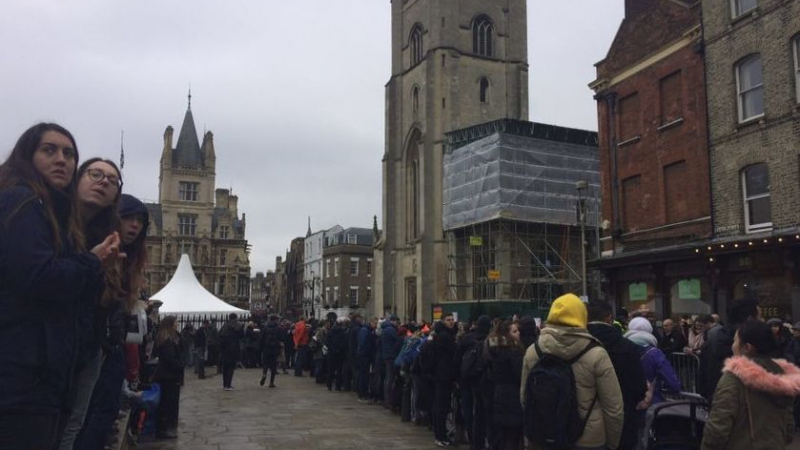 Улиците на Кеймбридж се оказаха тесни, за да съберат желаещите да си вземат сбогом с изключителния Стивън Хокинг (СНИМКИ/ВИДЕО)