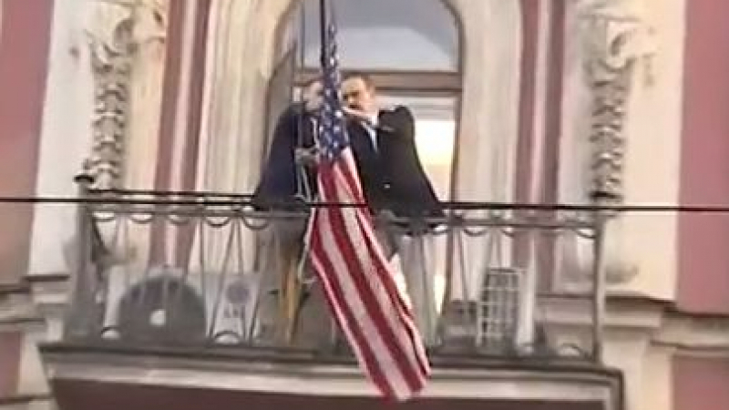 Свалиха американския флаг от консулството в Санкт Петербург, руски дипломати пътуват към летището във Вашингтон (ВИДЕО)