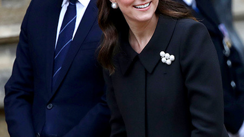 Кейт Мидълтън сияе от щастие! Бременната в 8-ия месец херцогиня показа наедряло коремче на Великденската служба в замъка Уиндзор (СНИМКИ)