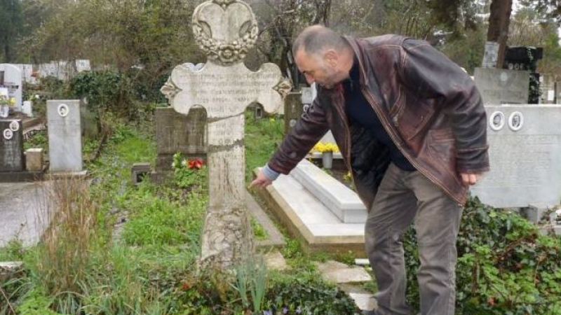 Гроб на дете в Бургас е местен 3 пъти за 100 години, но още има свежи цветя. Вижте защо  