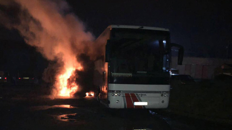 Изостряне на отношенията: В Украйна изгориха полски туристически автобус! (СНИМКИ)