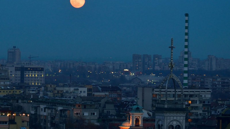 Супер Луната пак се ококори над Пловдив (СНИМКИ)