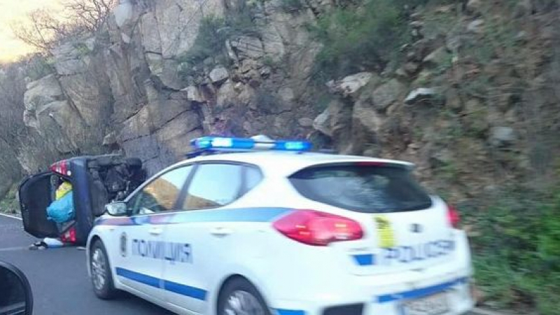 Екшън: Лека кола се заби в скалите на Кресненското дефиле (СНИМКА)