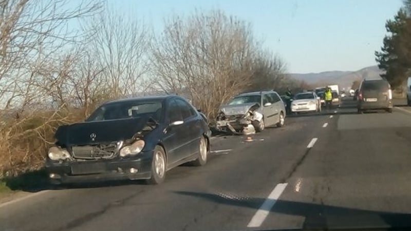 Тежко верижно меле на пътя Айтос-Съдиево (СНИМКА)