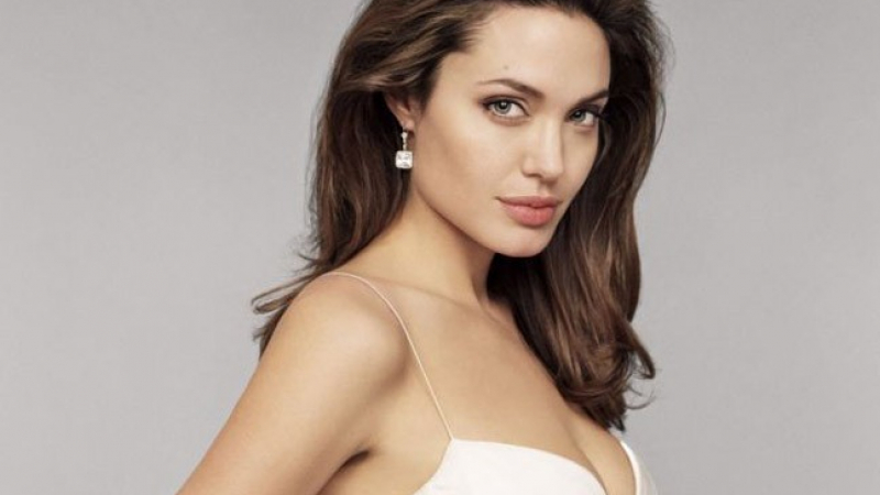 "Радар Онлайн" за Анджелина Джоли: Фаталната красавица разрушава семейството на известен холивудски актьор!