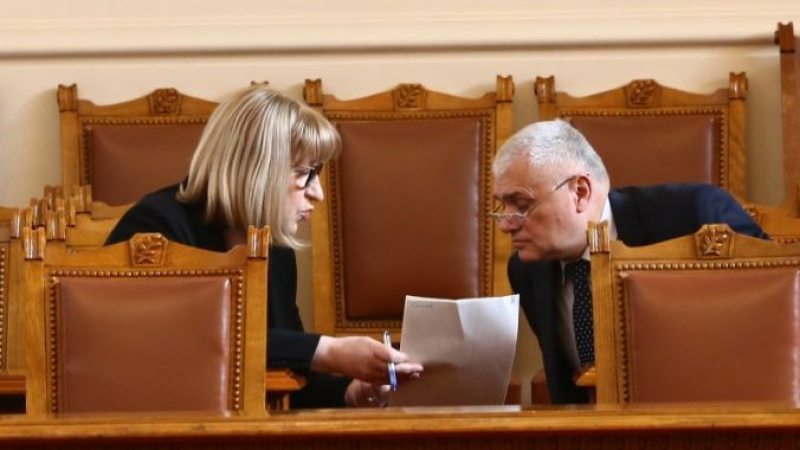 Цецка Цачева и Валентин Радев дават обяснение в парламента за избягалите затворници